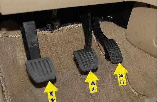 汽车油门刹车位置图(丰田驻车制动不可用无法启动车子)