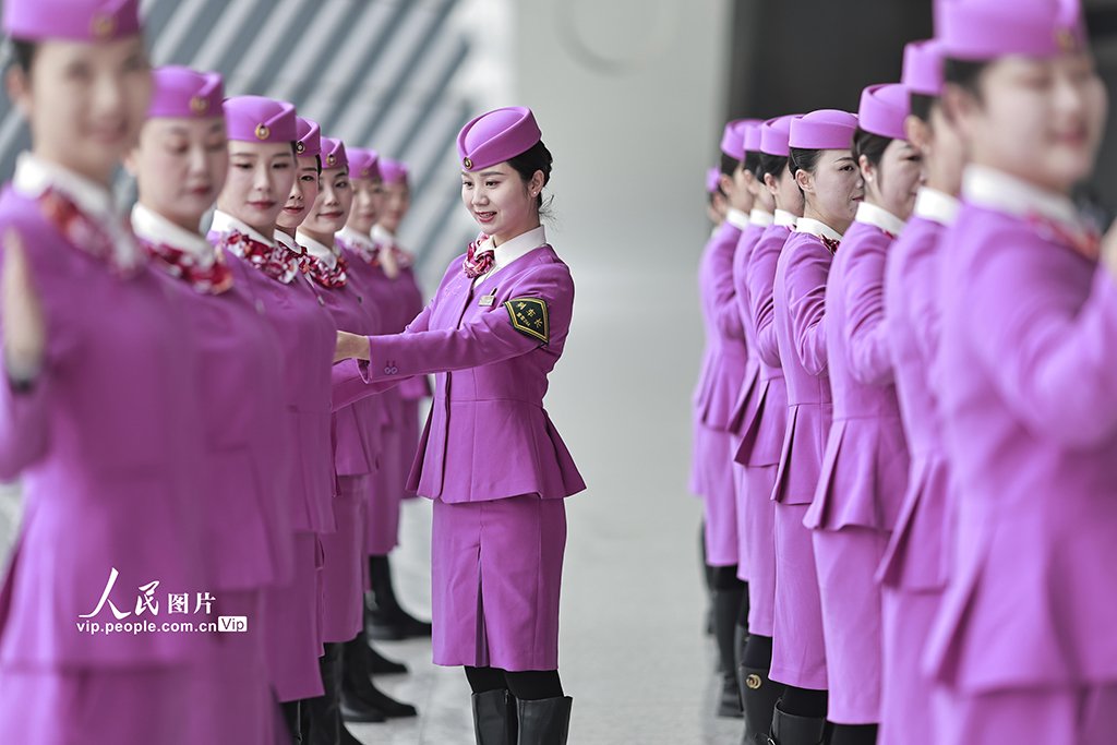 高铁乘务员容易进吗(高铁乘务员40岁后干嘛)