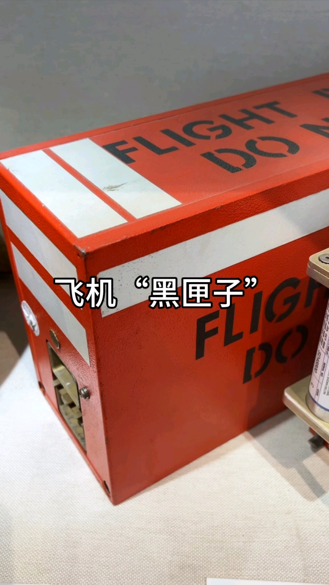 为什么叫黑匣子(黑匣子不是黑的他为什么叫黑匣子)