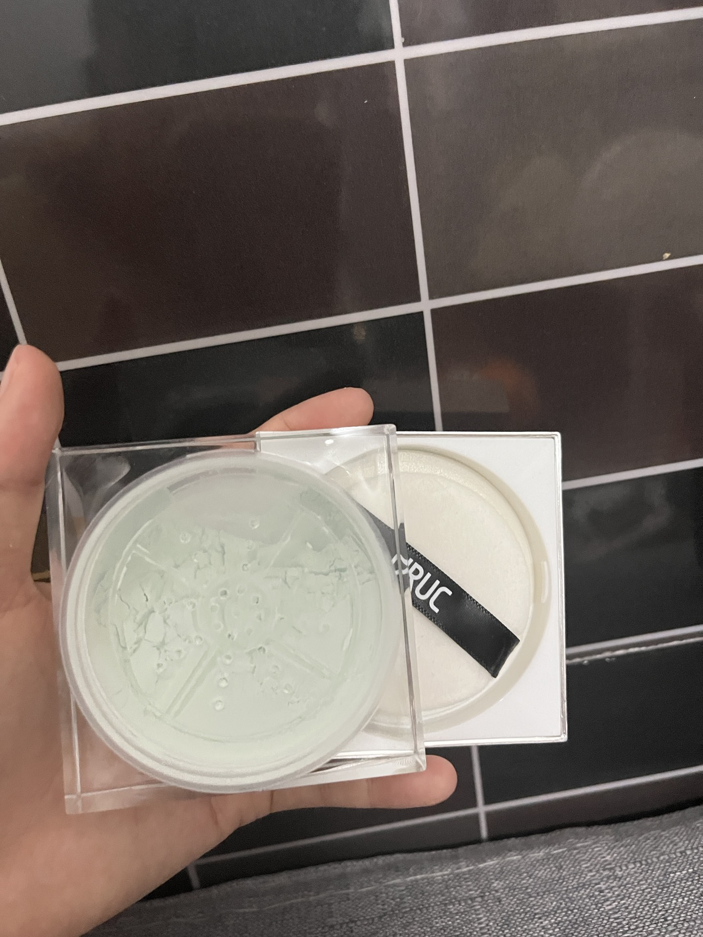 散粉过期了还能用吗(定妆散粉过期了还能用吗)